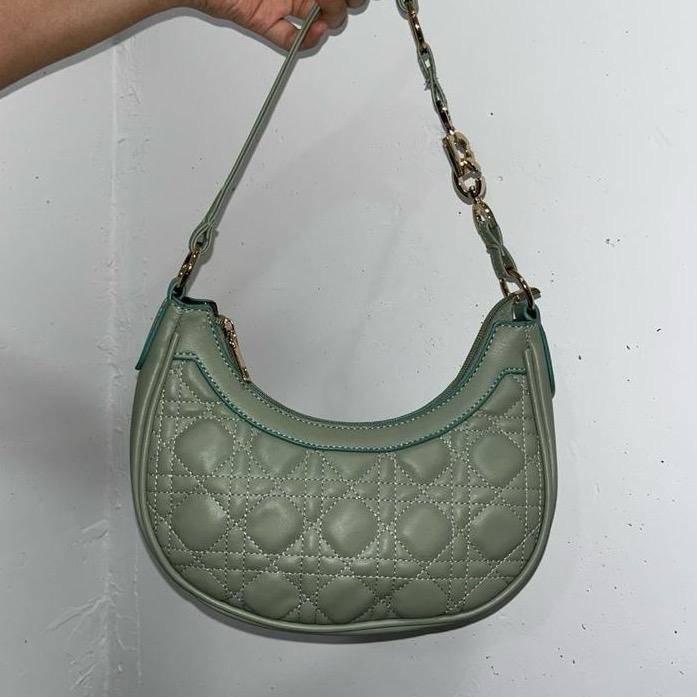 Quilted PU Leather Shoulder Bag – Gold Chain Handle & Topstitching (25×20×7 cm)