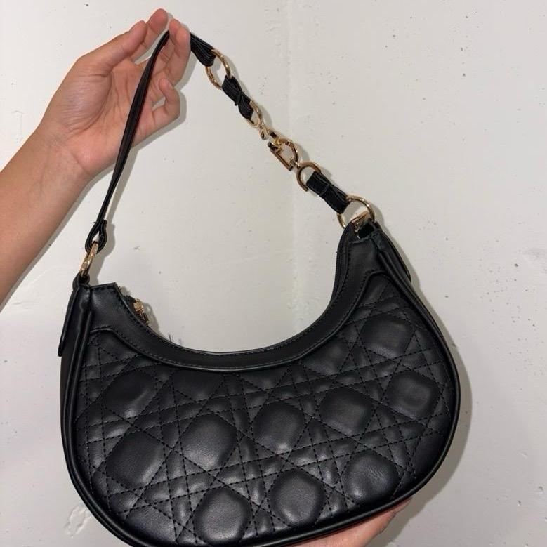 Quilted PU Leather Shoulder Bag – Gold Chain Handle & Topstitching (25×20×7 cm)